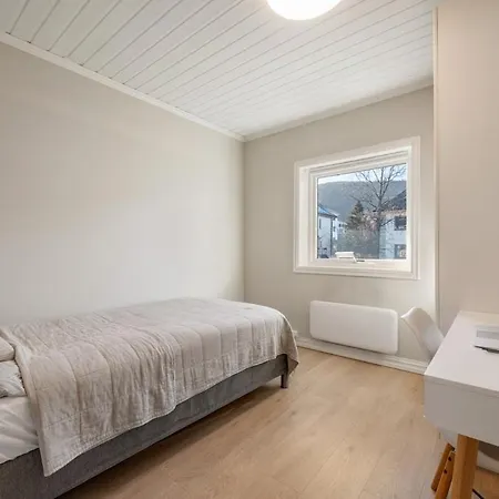With 2 Bedrooms And Balcony דירה *