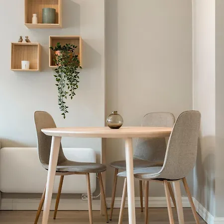 With 2 Bedrooms And Balcony דירה *