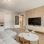 With 2 Bedrooms And Balcony Leilighet